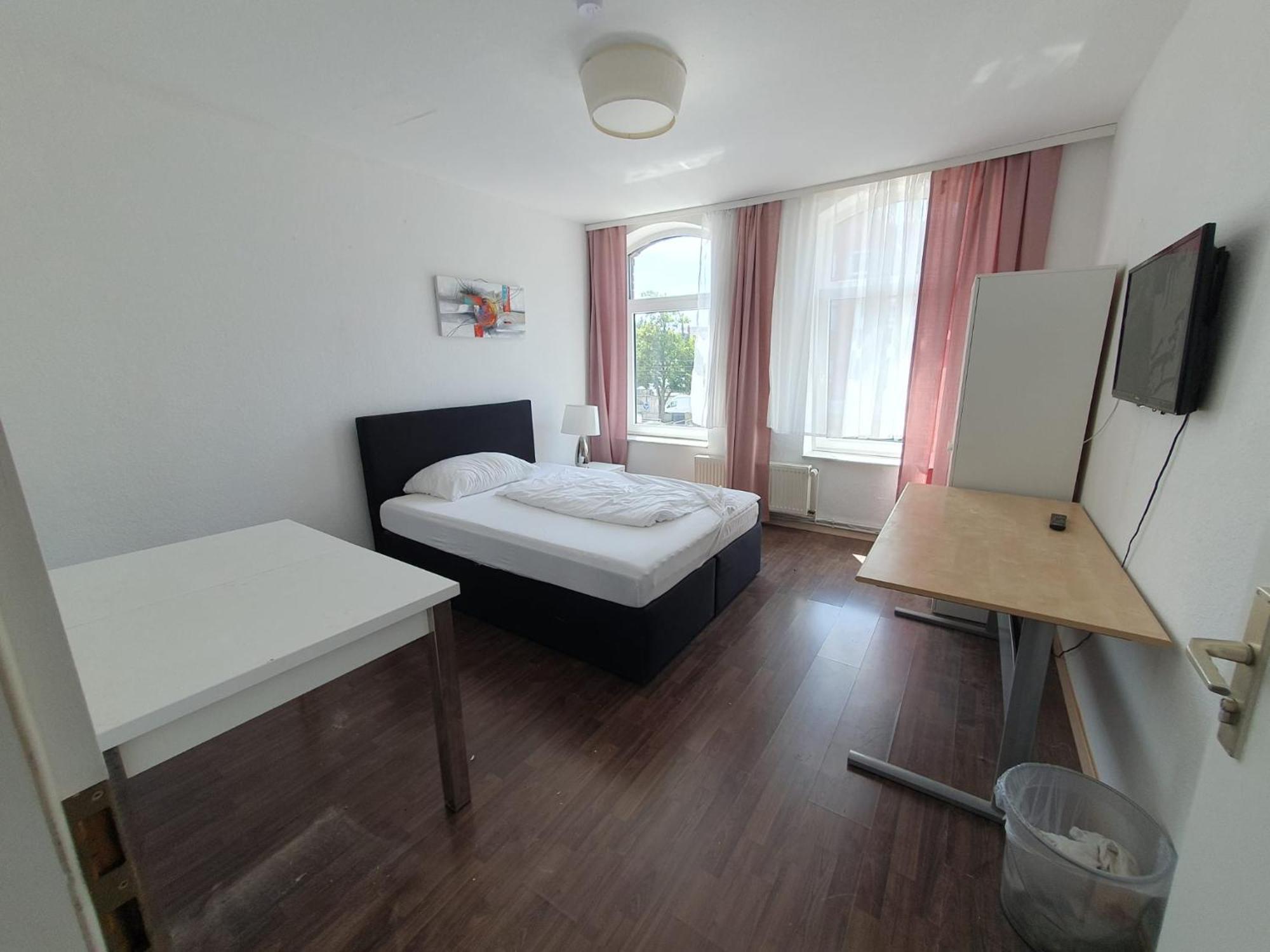 1 Hildesheimer Str.357,1.og, 3 X Sz, Apartment *