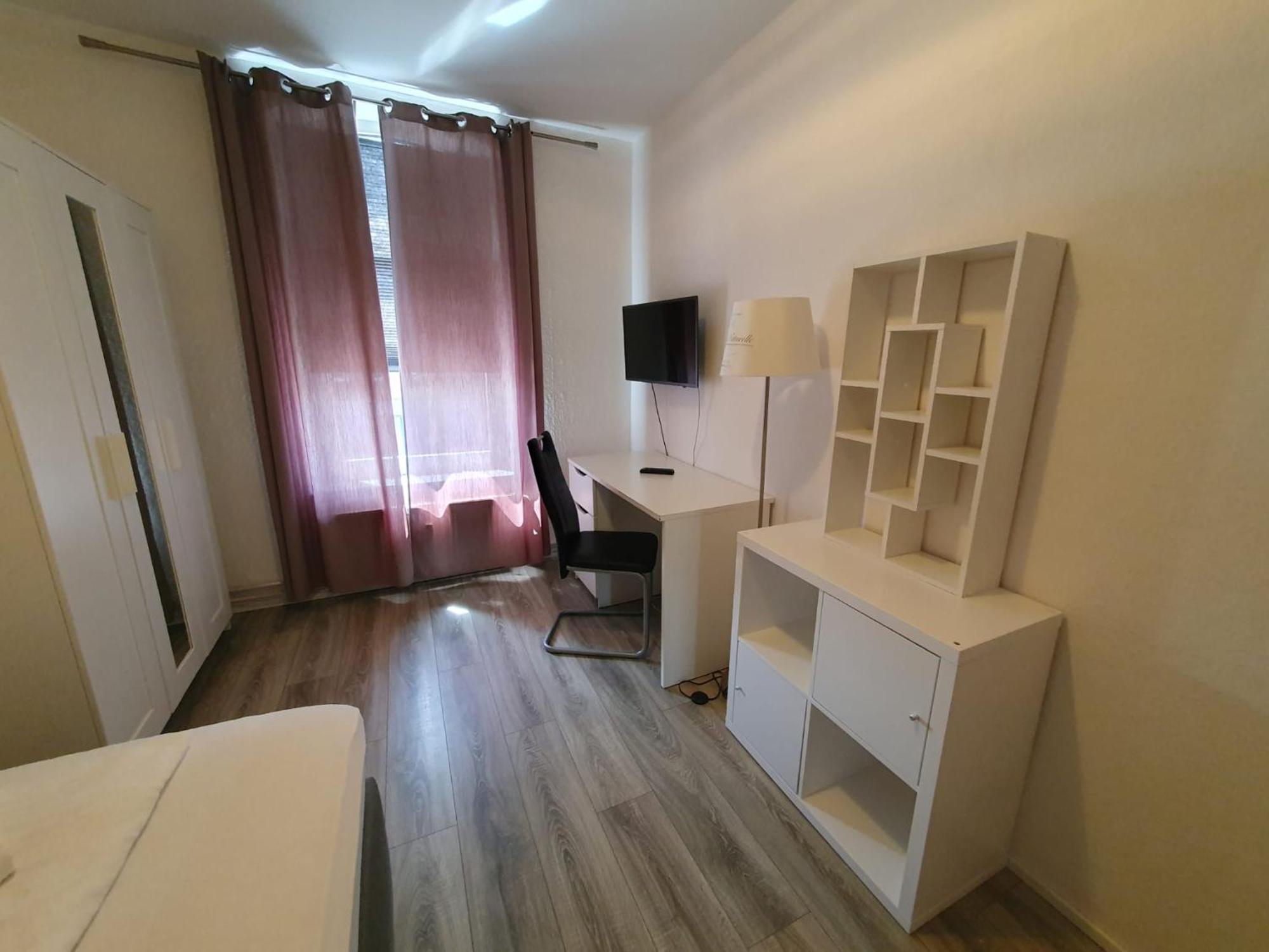 1 Hildesheimer Str.357,1.og, 3 X Sz, Apartment *
